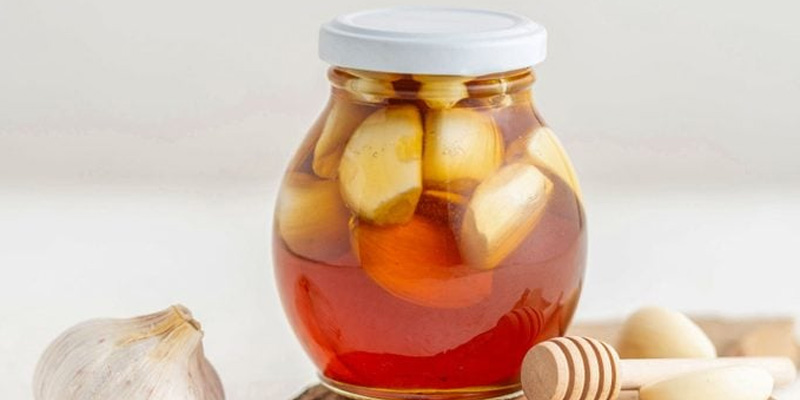 Uống tỏi ngâm mật ong có tốt cho gan không?
