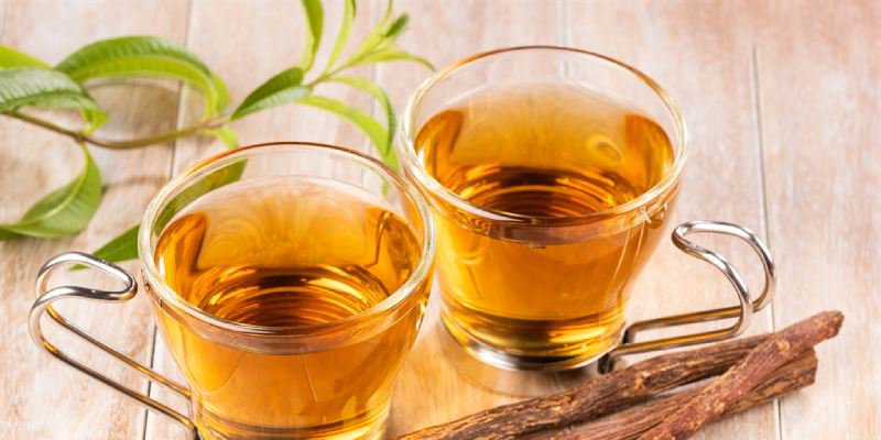 Trà cam thảo có màu vàng nâu, có thể tự pha chế tại nhà