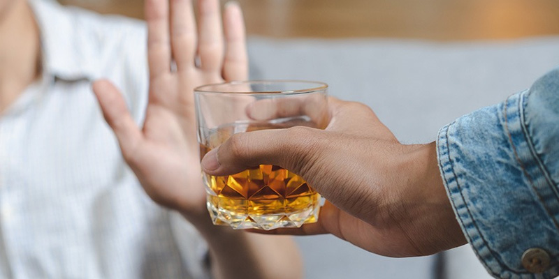 Tránh bia rượu để phòng ngừa xơ gan.