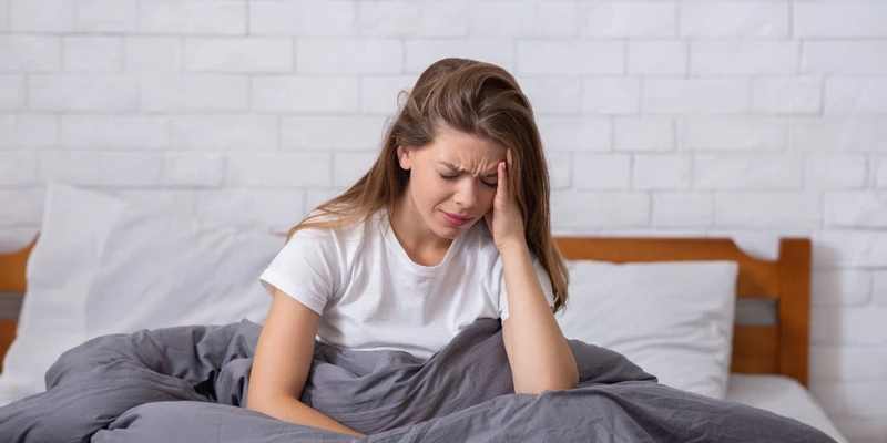Nóng gan nổi mề đay không chỉ ảnh hưởng da mà còn có thể gây mất ngủ, khô miệng, mệt mỏi nếu không được kiểm soát đúng.