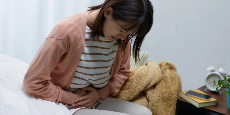 Đau khó chịu vùng bụng và thay đổi tính chất phân là một trong những triệu chứng của u đại tràng góc gan