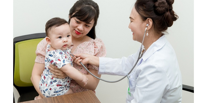 Phụ huynh cần cho trẻ đến bệnh viện nếu sớm nhận thấy các dấu hiệu của viêm gan B