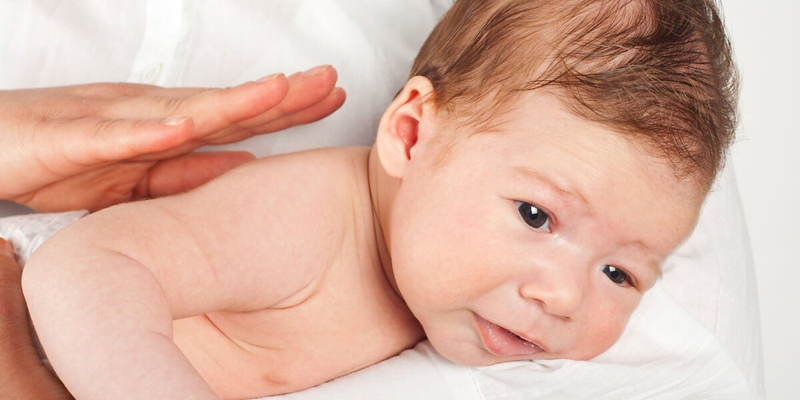 Nôn ói là một trong những biểu hiện phổ biến của viêm gan bí ẩn ở trẻ em