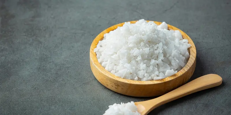 Bệnh nhân ung thư gan bị phù chân hạn chế tiêu thụ muối