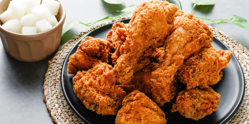Người mắc viêm gan B có thể ăn thịt gà, nhưng cần lựa chọn và chế biến đúng cách để không gây áp lực lên gan