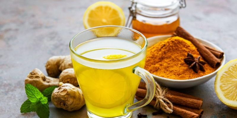 Nghệ và chanh là các nguyên liệu phổ biến thường được kết hợp với mật ong để tăng cường tác dụng bảo vệ gan