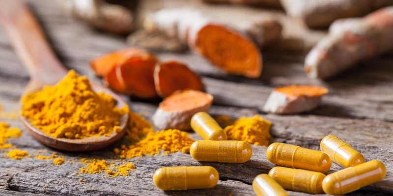 Dùng viên nang nghệ với hàm lượng curcumin cao theo hướng dẫn trên sản phẩm.