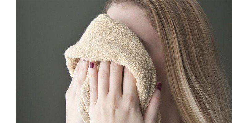 virus viêm gan C có thể lây truyền qua nhiều con đường tương tự như virus viêm gan B, bao gồm dùng chung đồ dùng cá nhân như khăn tắm.