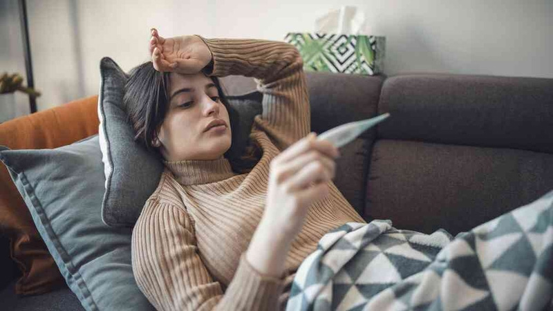 Sốt cao là một trong những triệu chứng của bệnh vôi hoá gan ở giai đoạn nghiêm trọng