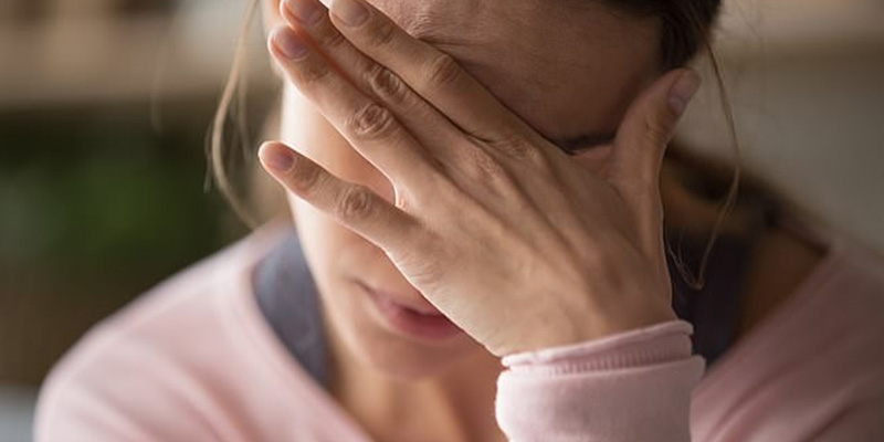 Virus viêm gan E (HEV) gây ra viêm gan cấp tính dẫn đến vàng da, mệt mỏi, buồn nôn